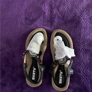 Siketu women’s sandals—7.5